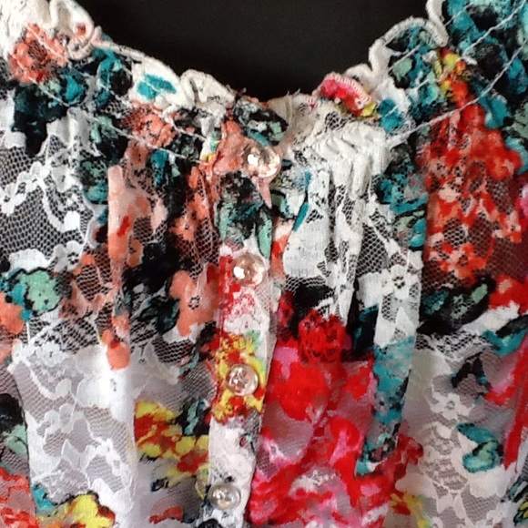 🌹 SALE - Gorgeous Floral Lace Top 🌹 - Picture 2 of 4