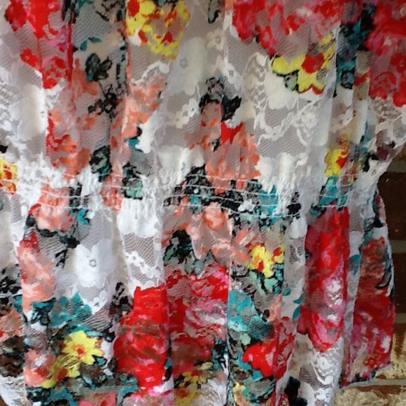 🌹 SALE - Gorgeous Floral Lace Top 🌹 - Picture 3 of 4