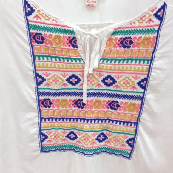 ✨SOLD✨Mossimo peasant top with an Aztec pattern. - Picture 2 of 4