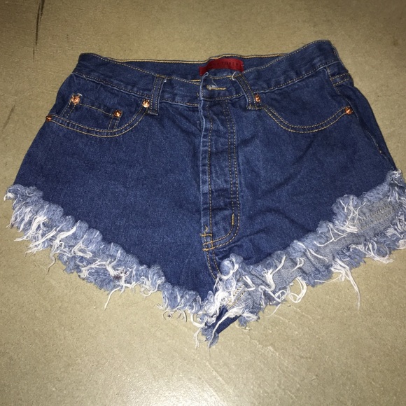 High-wasted medium wash shorts