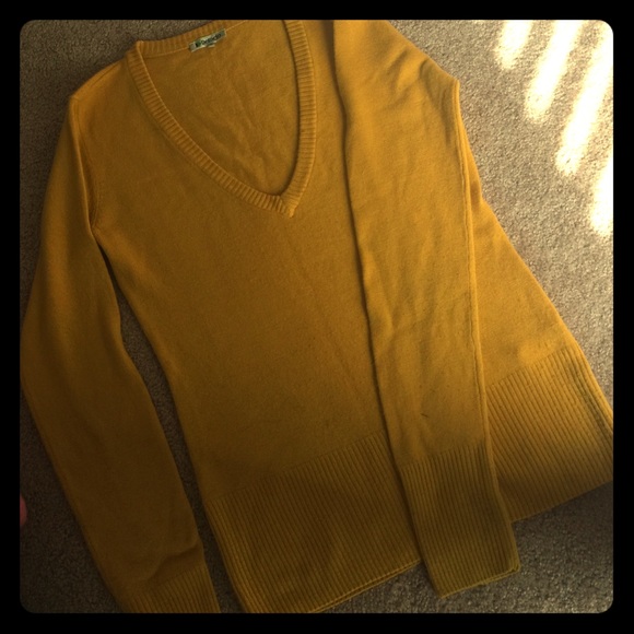 DeFado V neck sweater in yellow