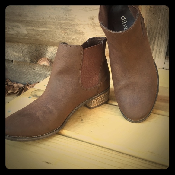 Brown ankle boots with elastic on the sides
