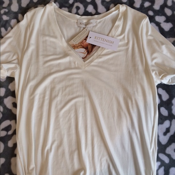 JJD Kittenish "Jessie" V neck tee small