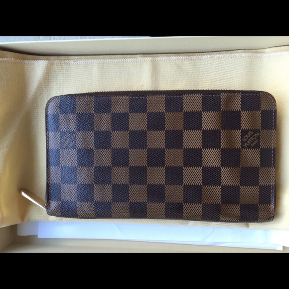Sold! Mint condition Louis Vuitton Zippy Organizer - Picture 1 of 4