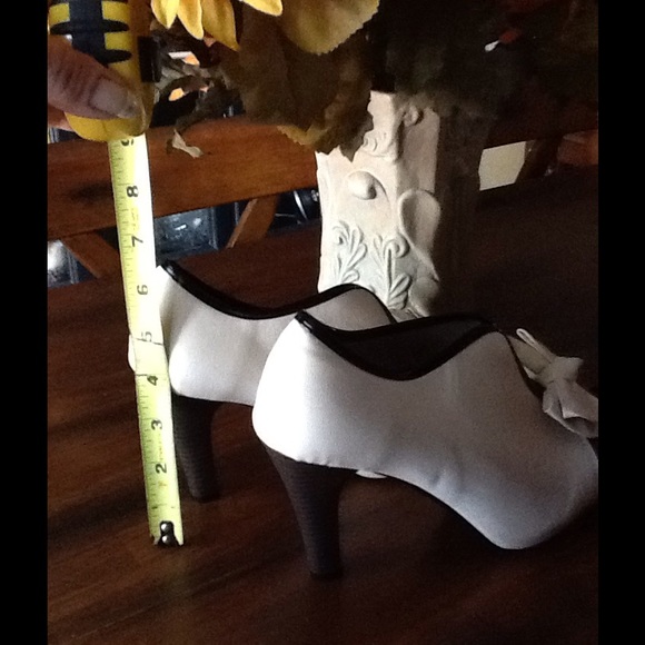 🎀🎀 Stunning & Unique, Cream & Black Heels - Picture 3 of 3