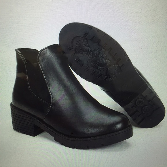 NWOT FAUX LEATHER CHELSEA BOOTS