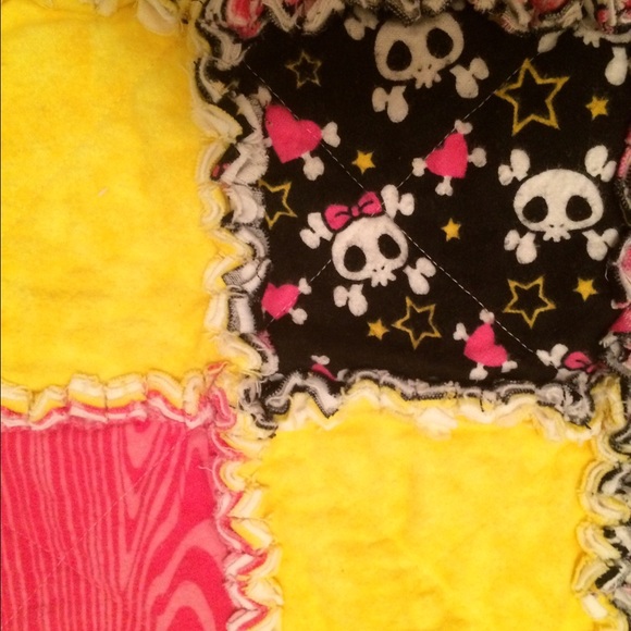 Handmade baby/toddler rag quilt and pillow set - Picture 3 of 4