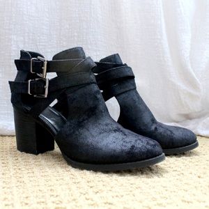 Black buckle booties ✨
