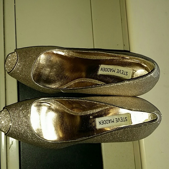 Additional pictures of Steve Madden Pumps - Picture 1 of 4