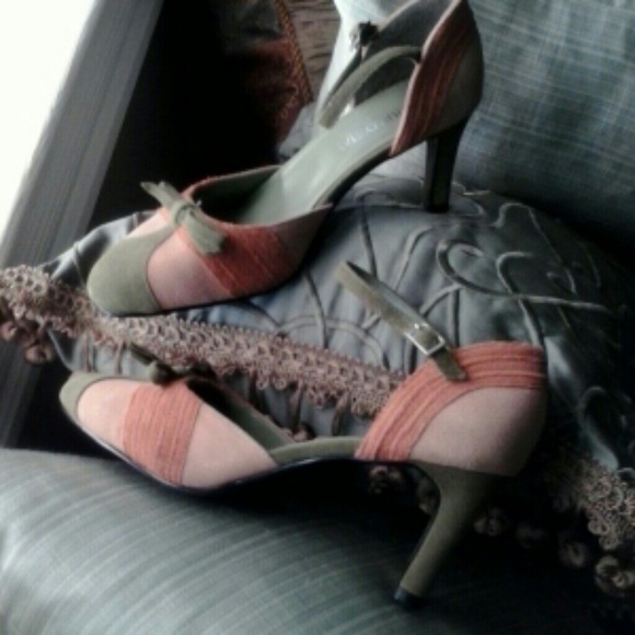 Chic Coup D'ETAT Suede Heel - Picture 4 of 4