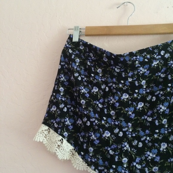 f21 floral crochet soft shorts