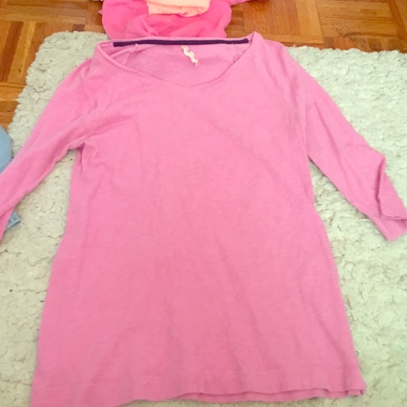 A elbow length pink, plain shirt