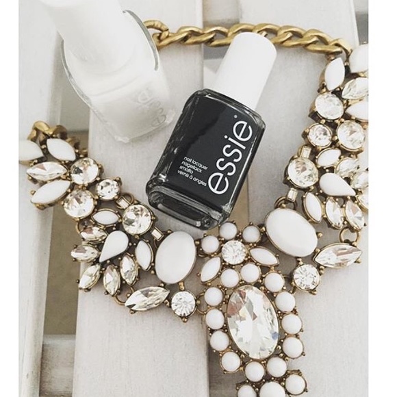 🙌🏽✨Gorgeous Crystal Glam statement Necklace✨ - Picture 2 of 3