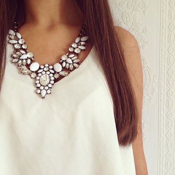 🙌🏽✨Gorgeous Crystal Glam statement Necklace✨ - Picture 3 of 3