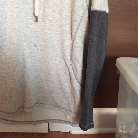 Zella color block sweatshirt scoop hem worn 2x - Picture 2 of 3