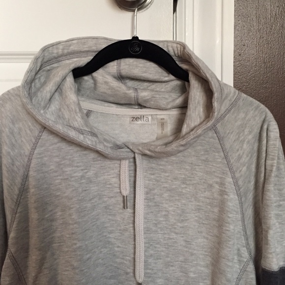 Zella color block sweatshirt scoop hem worn 2x - Picture 3 of 3