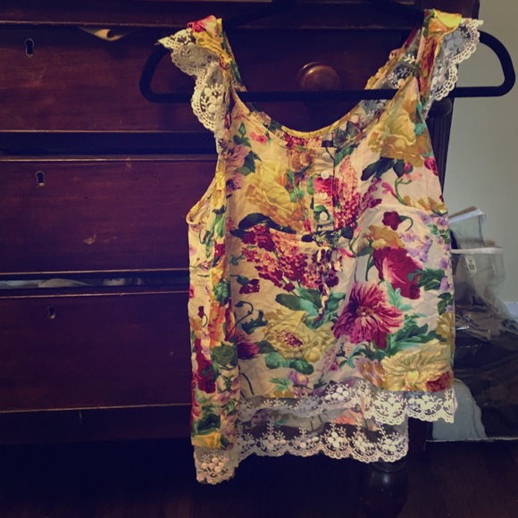 Satin charming top. Lace and three buttons