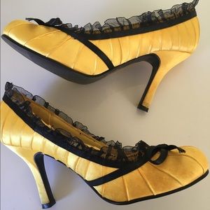 YELLOW AND BLACK HEELS • LACE TRIM • SIZE 7.5 🌻