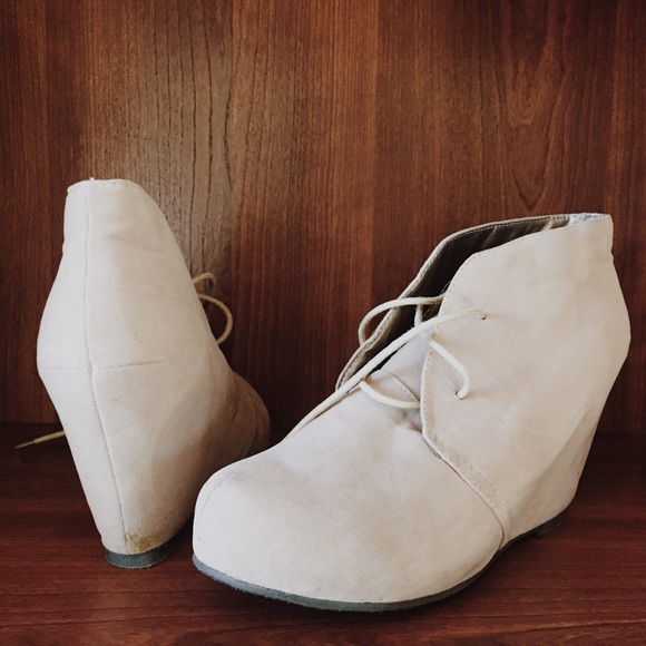 Taupe Wedges • US 7.5