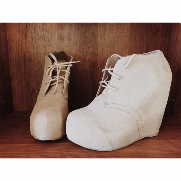 Taupe Statement Wedges • US 8.5