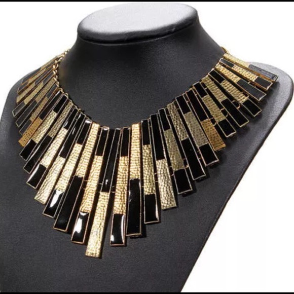 Exquisite bib choker statement necklace gold black