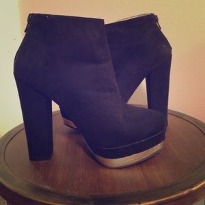 Black n gold heeled booties!
