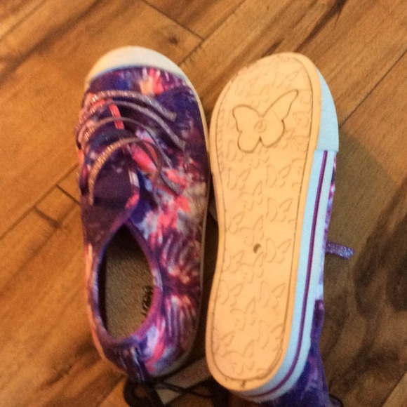 Tennis shoes - Picture 2 of 3