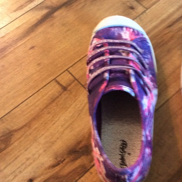 Tennis shoes - Picture 3 of 3