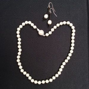 Costume pearl necklace 17"