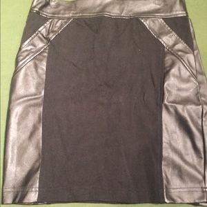 Stretchy leather pencil skirt