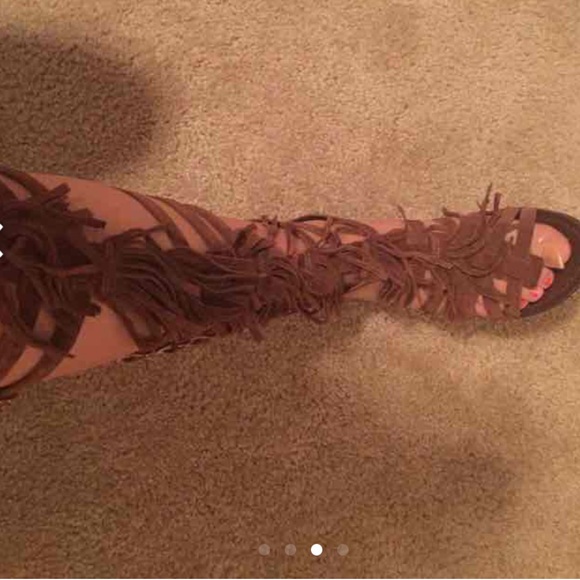 Tall brown fringe Steve Madden gladiators - Picture 3 of 4