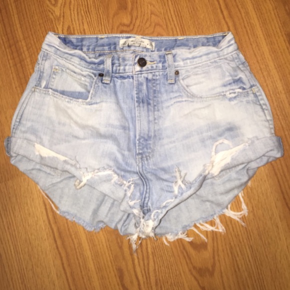 Light high wasted jean shorts from Abercrombie! 😌