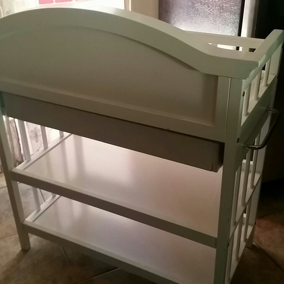 Baby changing table - Picture 3 of 4