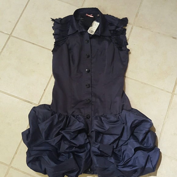 🚨SOLD🚨Navy dress looks really pretty on .