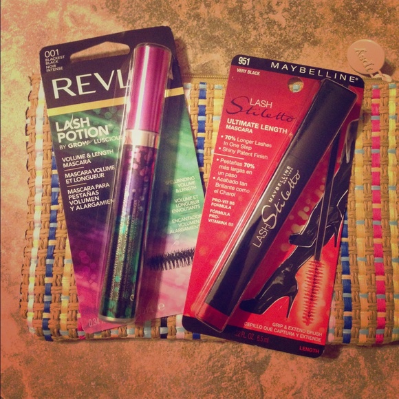 Selling makeup bag with 2items💋