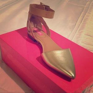 Isaac Mizarahi Pointed Toe Flat