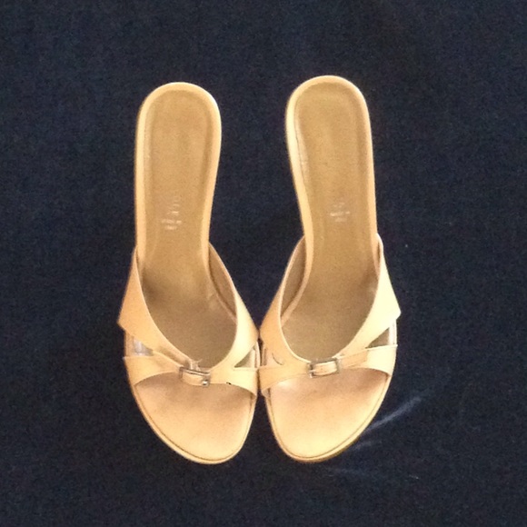 Nude/beige Kenneth Cole heels