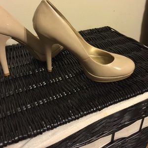 Nude pumps