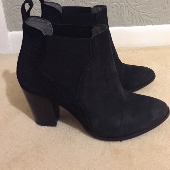 Black leather Seychelles booties