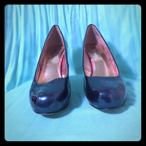 Blue iridescent pumps