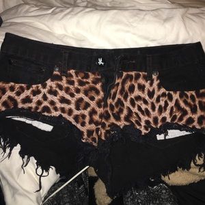 One teaspoon shorts cheetah size 27 (used)
