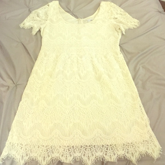 White lace/crochet gap dress