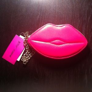 💋 Betsey Johnson Fushia Lips Wristlet 💋