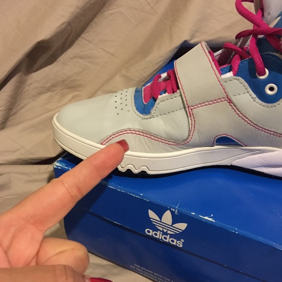 ✨✨✨SOLD✨✨✨.     ADIDAS ROUNDHOUSE SNEAKER - Picture 2 of 4