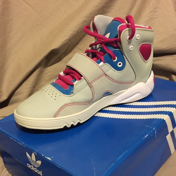 ✨✨✨SOLD✨✨✨.     ADIDAS ROUNDHOUSE SNEAKER - Picture 3 of 4