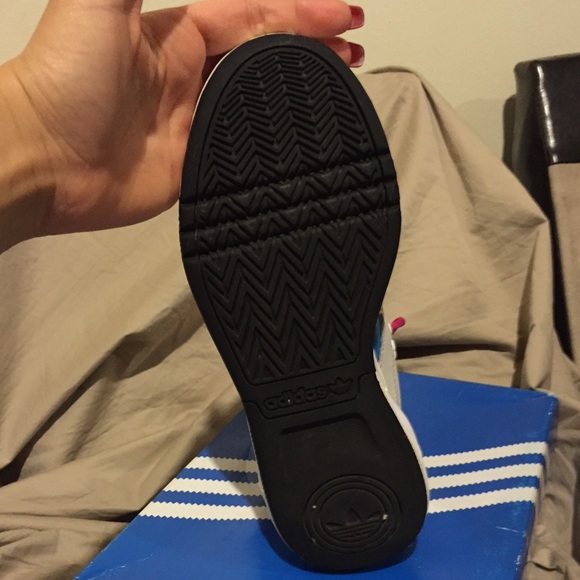 ✨✨✨SOLD✨✨✨.     ADIDAS ROUNDHOUSE SNEAKER - Picture 4 of 4