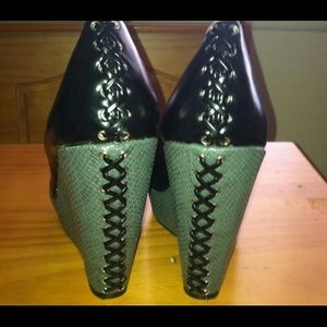 Black and gray wedges