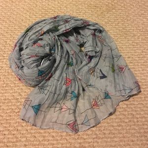 Grey scarf with arrows