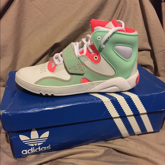 ✨✨✨SOLD✨✨✨.      ROUNDHOUSE ADIDAS SNEAKER - Picture 1 of 4