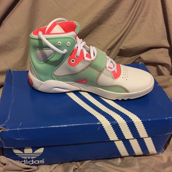 ✨✨✨SOLD✨✨✨.      ROUNDHOUSE ADIDAS SNEAKER - Picture 2 of 4